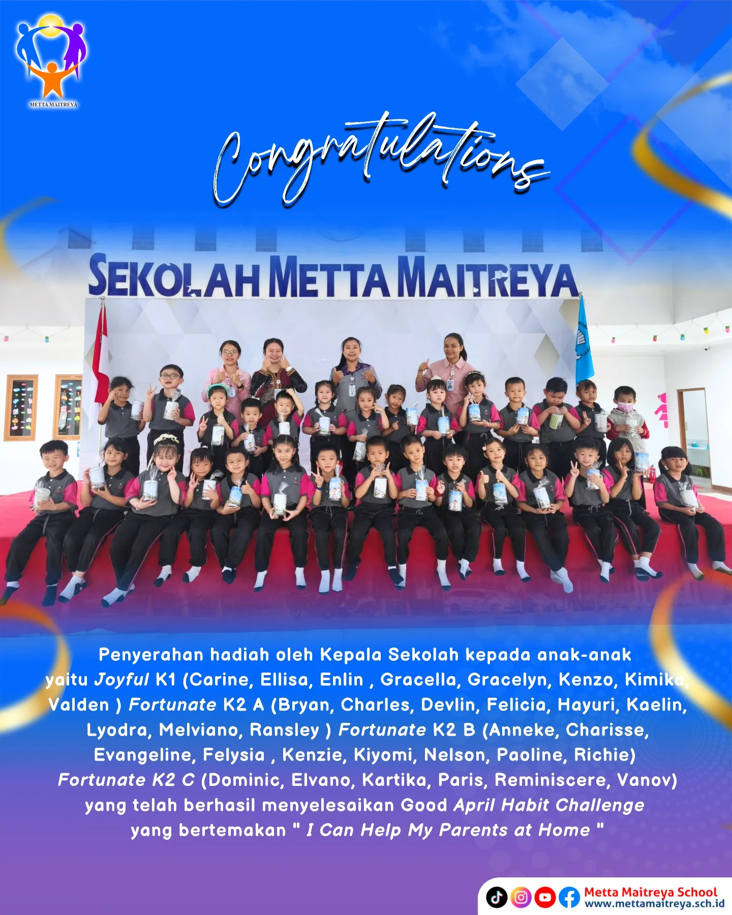 Penyerahan hadiah oleh Kepala Sekolah yang telah berhasil menyelesaikan April Habit Challenge